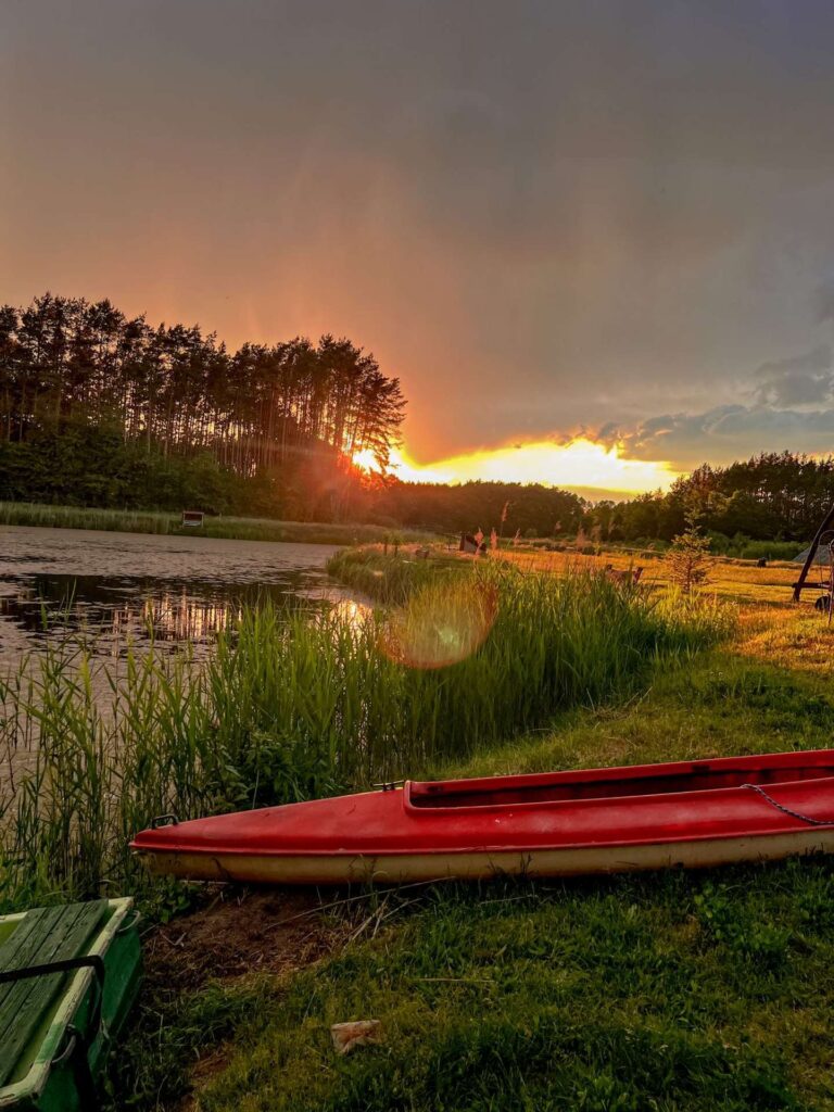Relaks i odpoczynek nad wodą w agroturystyce w myśliwskim dworku nad stawem.
