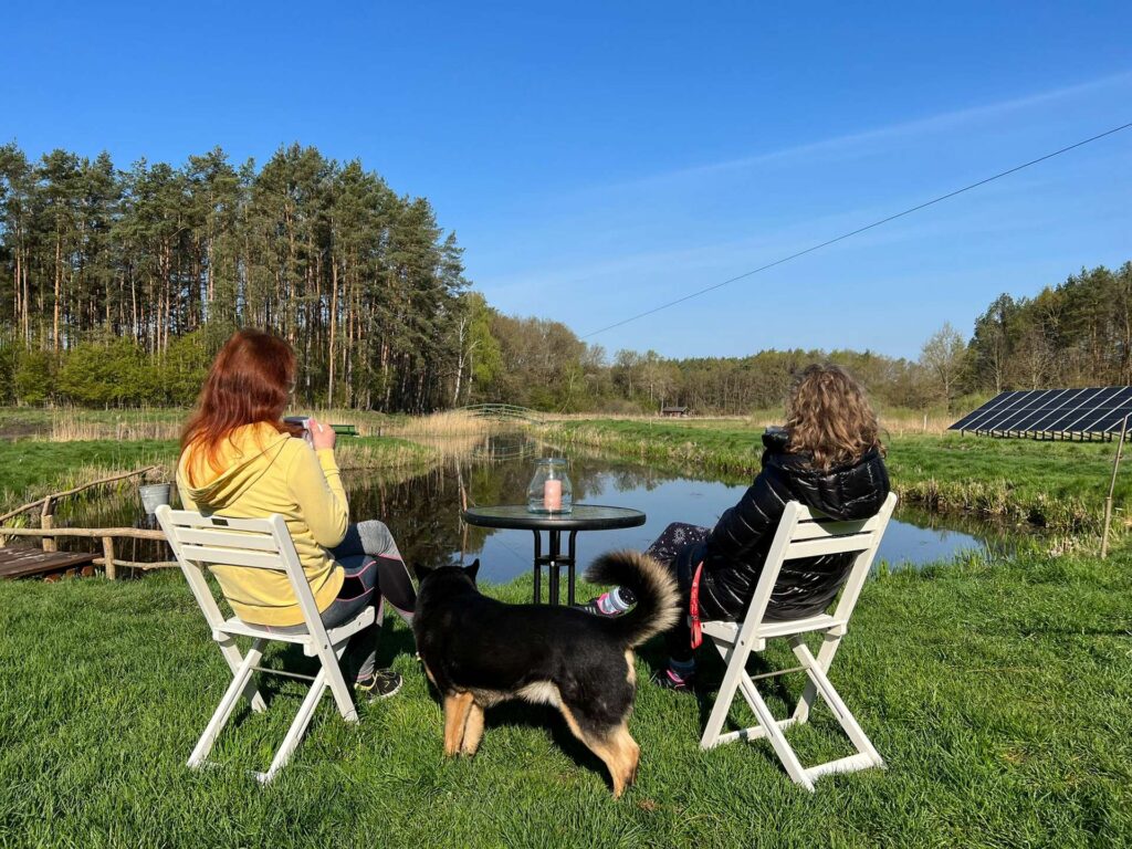 Relaks i odpoczynek nad wodą w agroturystyce w myśliwskim dworku nad stawem.