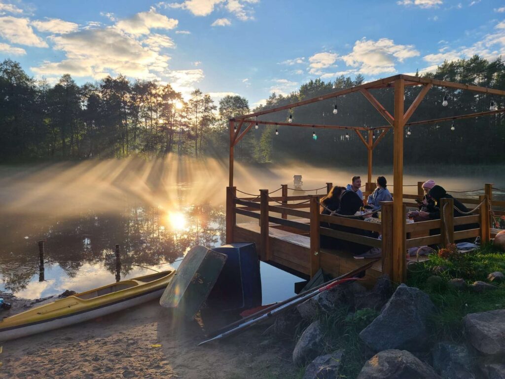 Zachód słońca nad lasem i stawem, agroturystyka, wiejskie życie, wakacje na wsi, slow life.