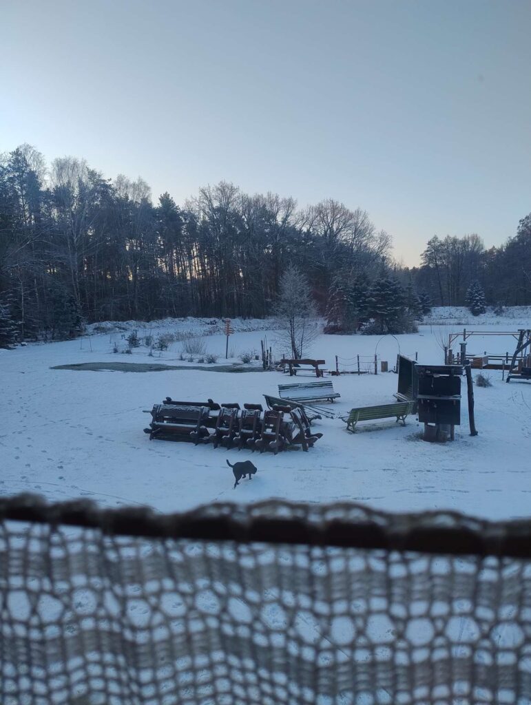 Zima w pensjonacie, wiejska idylla, odpoczynek zimą.