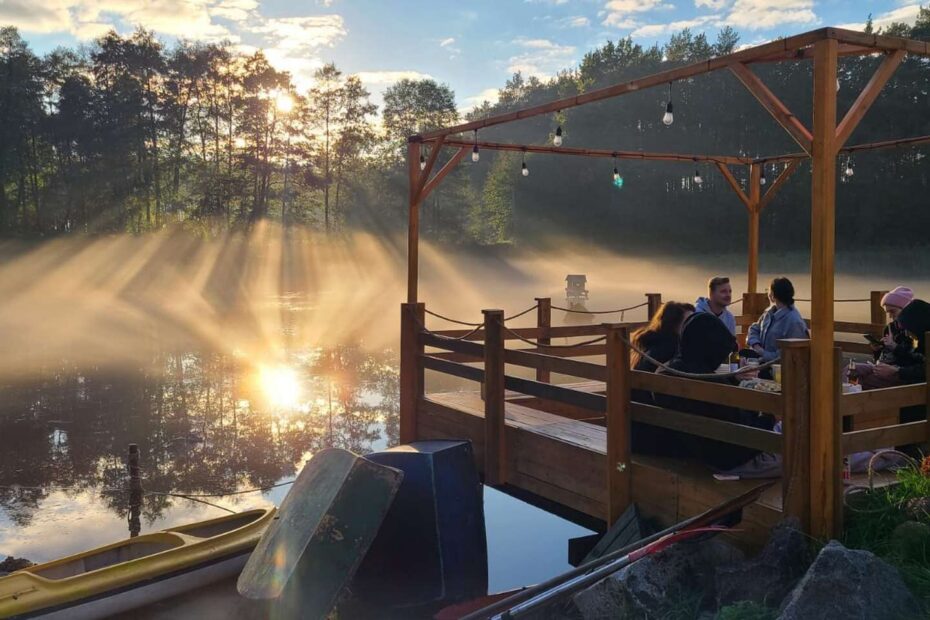 Zachód słońca nad lasem i stawem, agroturystyka, wiejskie życie, wakacje na wsi, slow life.