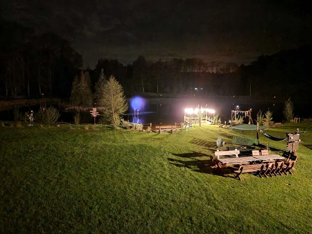 Stól do biesiadowania z rodziną na wakacjach - agroturystyka nad stawem Rybojady
