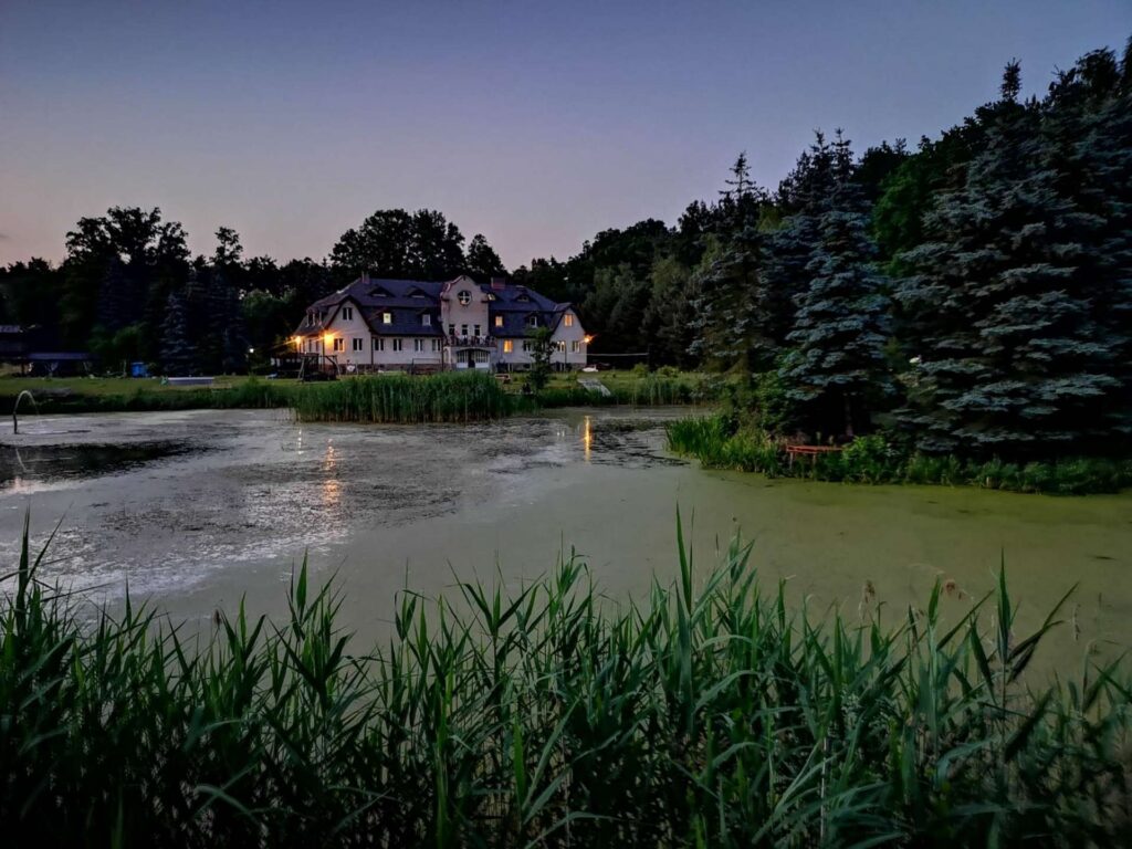 Dwór nad stawem w agroturystyka - idealny wypoczynek na wsi.